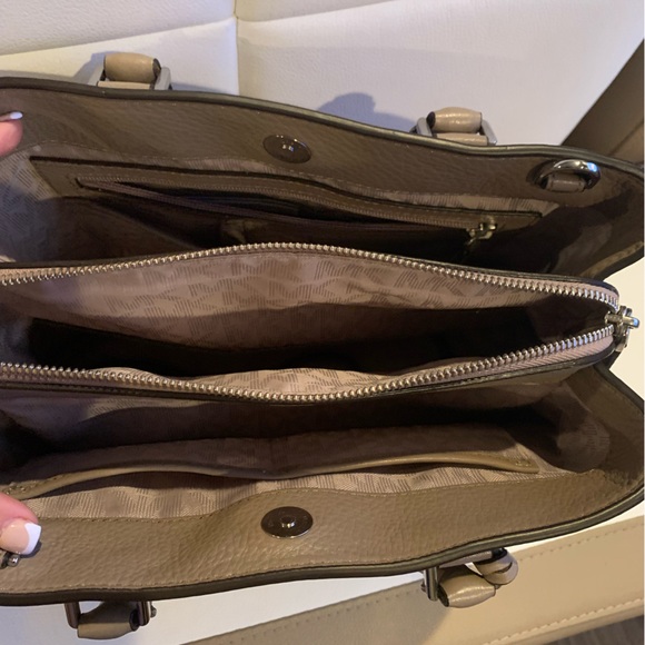 Michael Kors Tote Bag - Picture 12 of 16